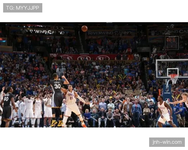 威金斯无球切入为库里拉开空间改变进攻负载