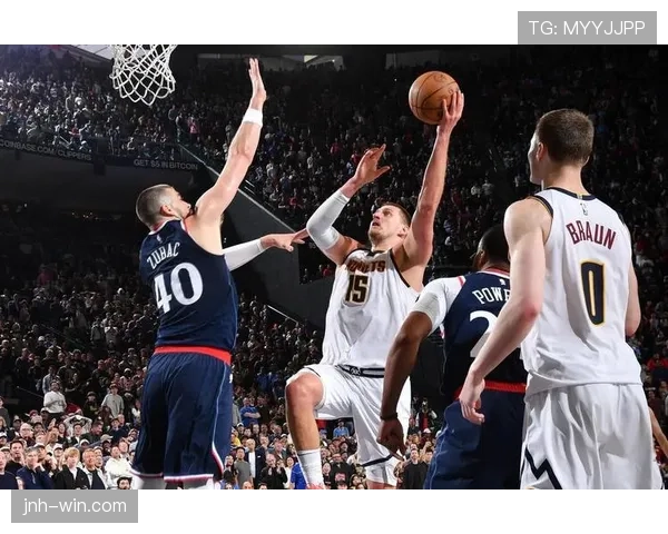 奥拉朱旺低位背打压制约基奇传控