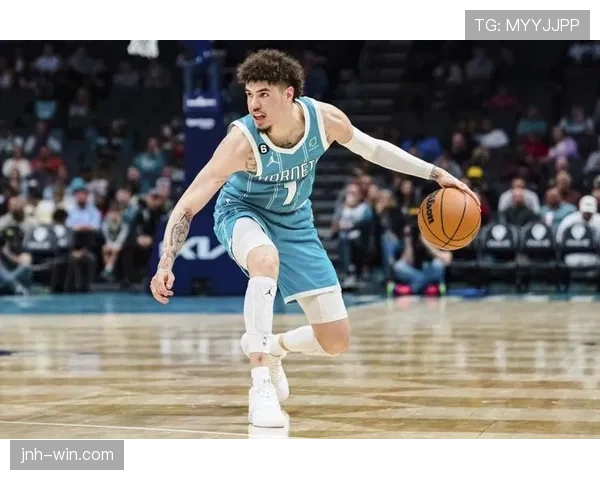 拉梅洛·鲍尔突破投篮制造错位显著提升黄蜂关键时刻得分效率