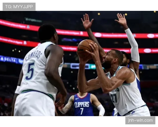 爱德华兹关键时刻得分爆发拉开与同位置得分手差距