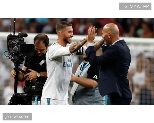 拉莫斯与基耶利尼在防线稳定性下形成不同的多点参与趋势