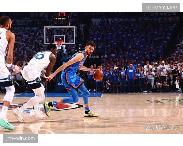 切特·霍姆格伦无球跑动拉开空间，改变雷霆内线进攻结构