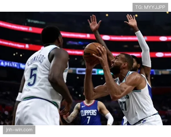 爱德华兹通过突破得分效率拉开差距，显著优于队内其他得分手